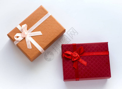 两个红色和橙色的礼物盒图片