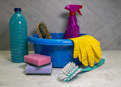 用清洁工具和洗涤剂作为脱脂剂和带抹布的刷子图片