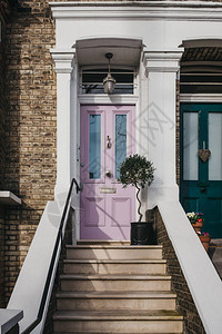 粉红色门贴在英国伦敦传统英语图片