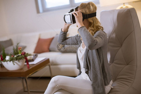 在家玩电子游戏和虚拟现实谷歌的年图片