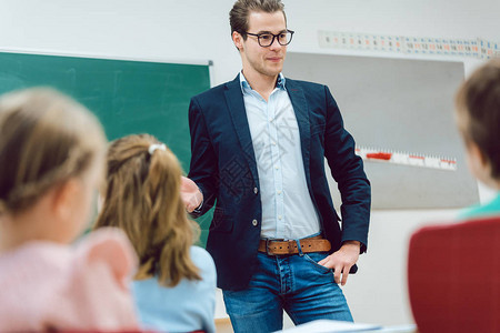 老师站在学校课堂上的学生面前解图片