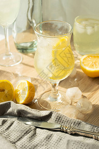 在一个透明的玻璃中清夏新喝鲜柠檬和冰块的清暑饮料背景图片