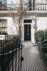 黑色前门在英国伦敦的英国传统房子外观图片