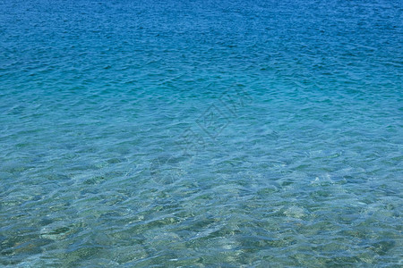 蓝色透明的海水质地明亮的海水背景暑图片