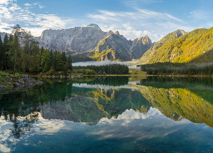 在意大利的朱廉阿尔卑斯山高山湖上美丽的图片
