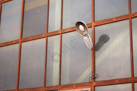 一个工业厂房仓库的肮脏玻璃窗户外墙灯图片