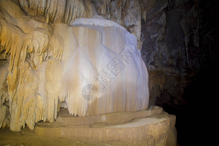 泰国北部夜丰颂府ThamNamLod洞穴内的结构以大量钟乳石岩为特色图片