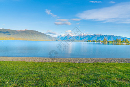 Anau湖沿长线向穆尔奇森山脉看去图片