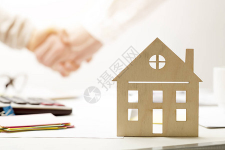 在房地产协议下握手房东和客户之图片