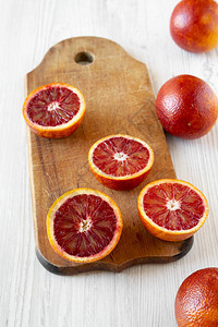 血橙在生锈木板上被切除在白色木本底图片