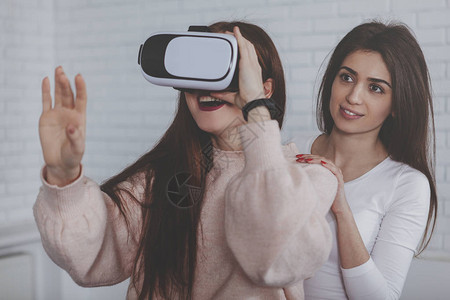 复制空间兴奋的女人第一次尝试虚拟现实眼镜女朋友玩得开心图片