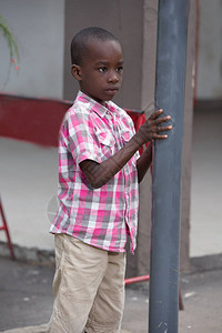 儿童悲伤和孤单地站在街图片