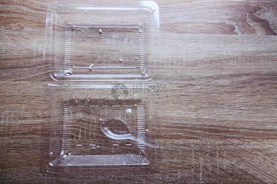 透明塑料食品盒中的食物残渣和图片