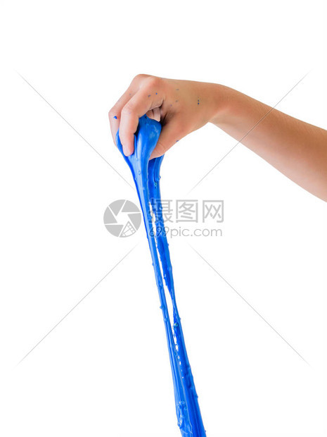 孩子的手和大膨胀的蓝色粘液隔离在白色背景上玩具抗压用于开发手部运图片