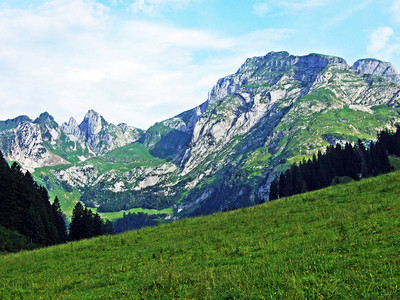 山脉的高山景观和岩石山峰图片