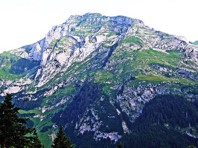 山脉的高山景观和岩石山峰图片