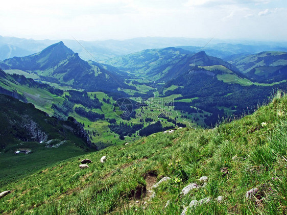 山脉的高山景观和岩石山峰图片