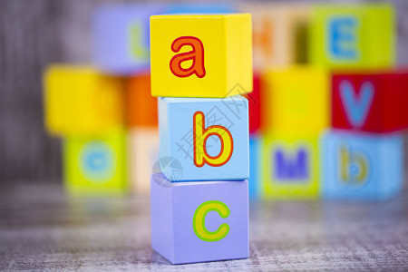 彩色木制字母表abcwrite图片
