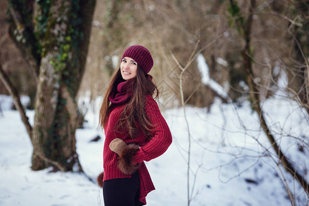 在冬季森林中穿暖冬衣和帽图片