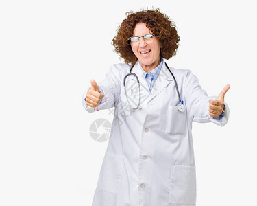 中年高级医生女在孤立的背景下批准用手做积极的手势图片