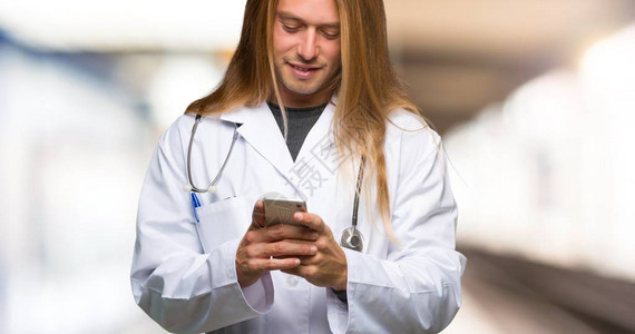 医生在医院用手机发信息图片