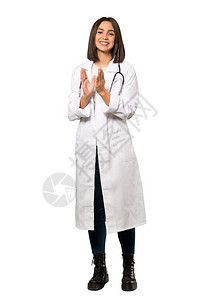 一位年轻女医生在与世隔绝的白色背景下在会议上发表演讲后鼓图片
