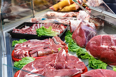羊肉块在市场的柜台上图片