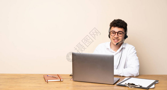 戴眼镜的电话推销员快乐图片