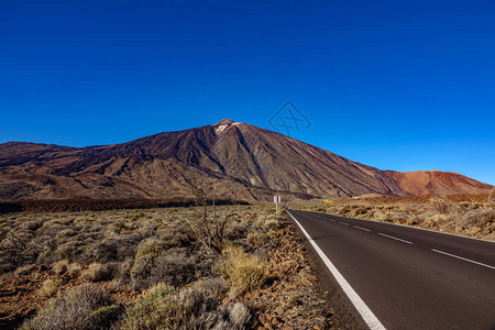 蓝天在通往特内里费岛泰德火山的直路上图片