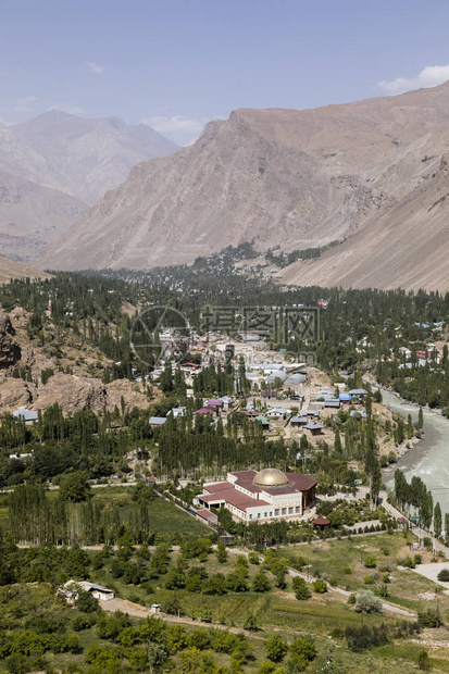 塔吉克斯坦瓦罕山谷的甘特河与霍罗格市图片