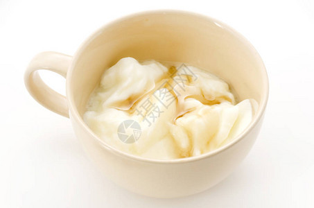 白色背景汤杯中的低聚糖酸奶图片