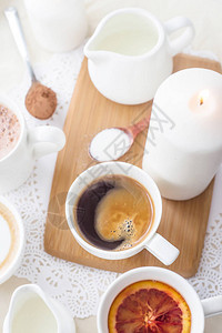 咖啡卡布奇诺咖啡可和白桌上的茶配图片