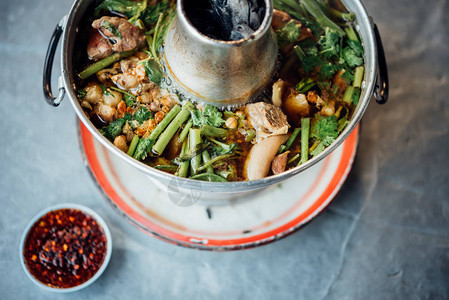 在泰国街头食品市场或泰国餐厅出售的火锅蔬菜炖牛肉清炖肉筋汤图片