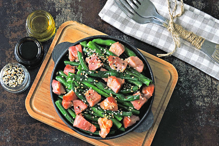 铸铁煎锅中的培根青豆健康饮食概念酮饮食佩根图片