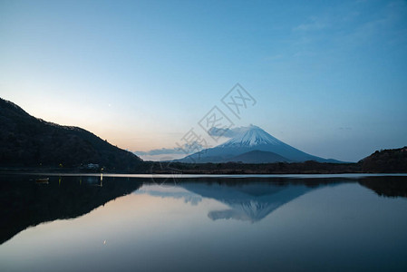 世界遗产富士山早上在精进湖Shojiko的景色日出时的富士山倒影日本山梨县富士五湖地区旅游图片