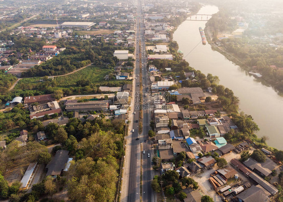 晚上对有建筑和自然的高速公路上的交通图片