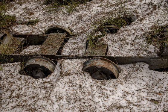 老生锈的矿车在雪地里图片
