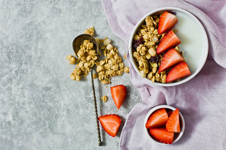 面食草莓和酸奶早餐灰色背景顶视图片