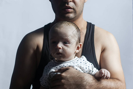 可爱的父亲和孩子父亲和刚出生的孩子男婴的残酷看法父亲把刚出生的图片