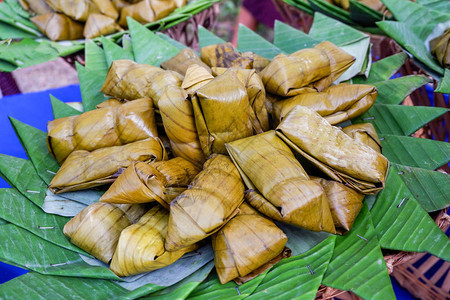 泰国甜点包着香蕉叶的泰国甜点图片