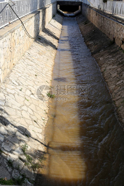 架立在障碍物之上图片