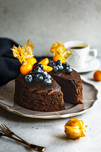 土制巧克力蛋糕蓝莓和鹅莓图片