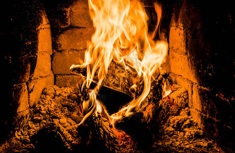 壁炉和壁炉和燃烧的木柴传统取暖烧柴图片