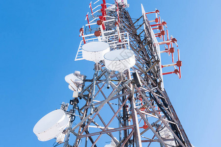 电信网络中继器基站收发台塔式无线通信天线发射器和中继器带天线的电信塔背景图片