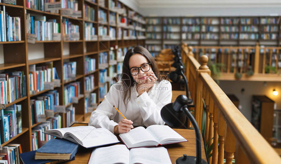 高中图书馆藏书的黑人女学生brunett图片