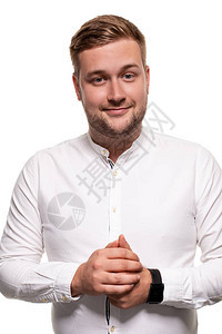 一个留着胡子发型时尚穿着白衬衫和黑色手表的英俊男子的特写水平肖像图片