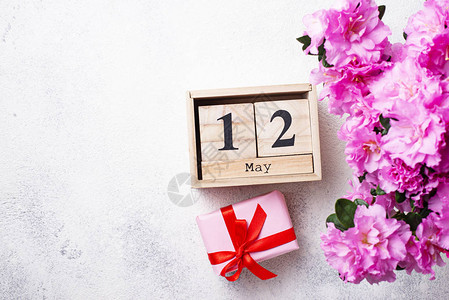 Azalea花朵木日历和礼品盒图片