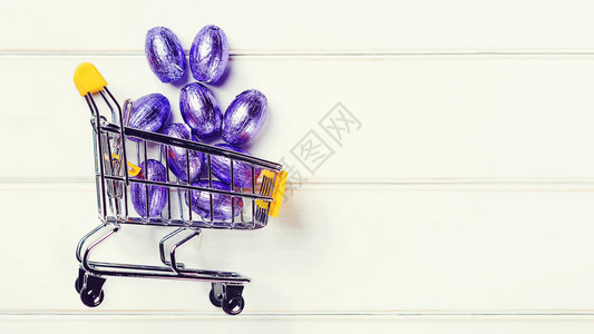 购物车满是东方巧克力鸡蛋复活节卡片和影印空间快乐图片