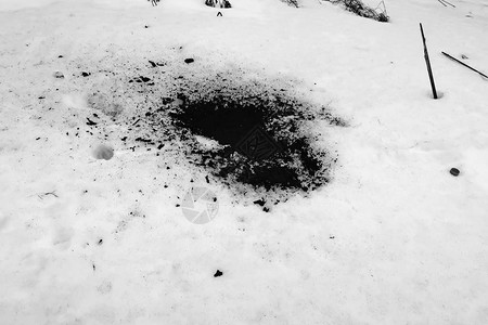 白雪上燃烧的黑灰图片