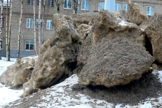 路边的脏雪团块图片